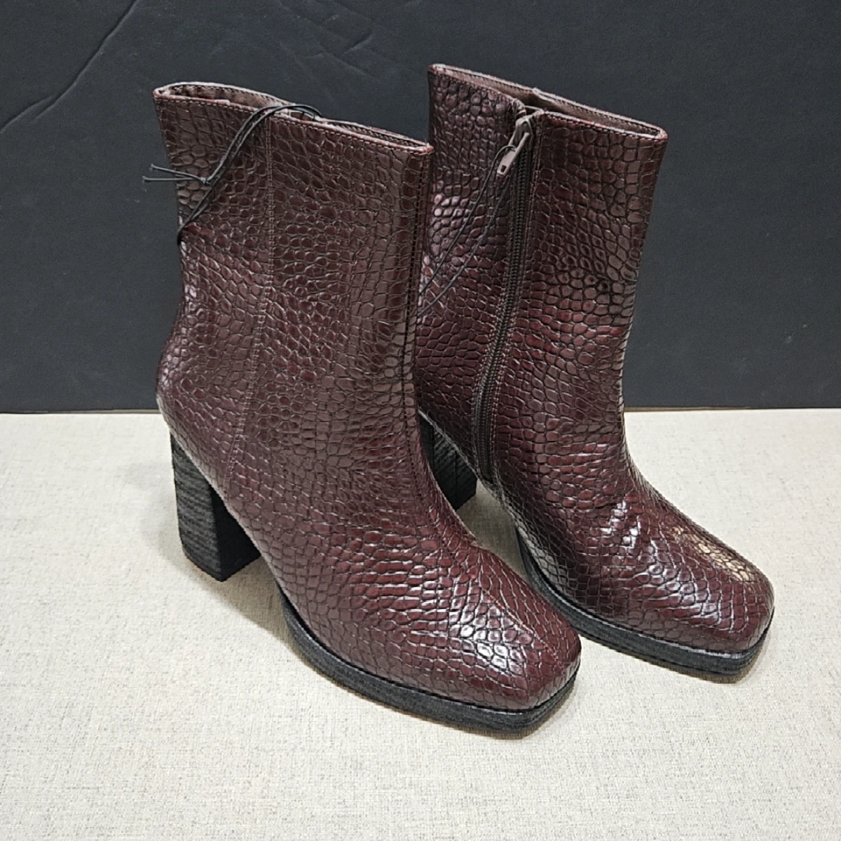 Boots à talons bouts carrés motif croco