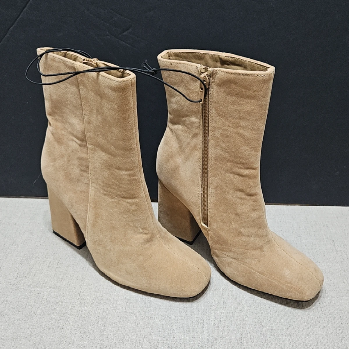 Boots à talons bouts carrés suédine